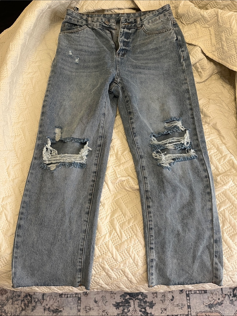 Women’s Distressed Light Blue Straight-Leg Jeans
Size 8/10